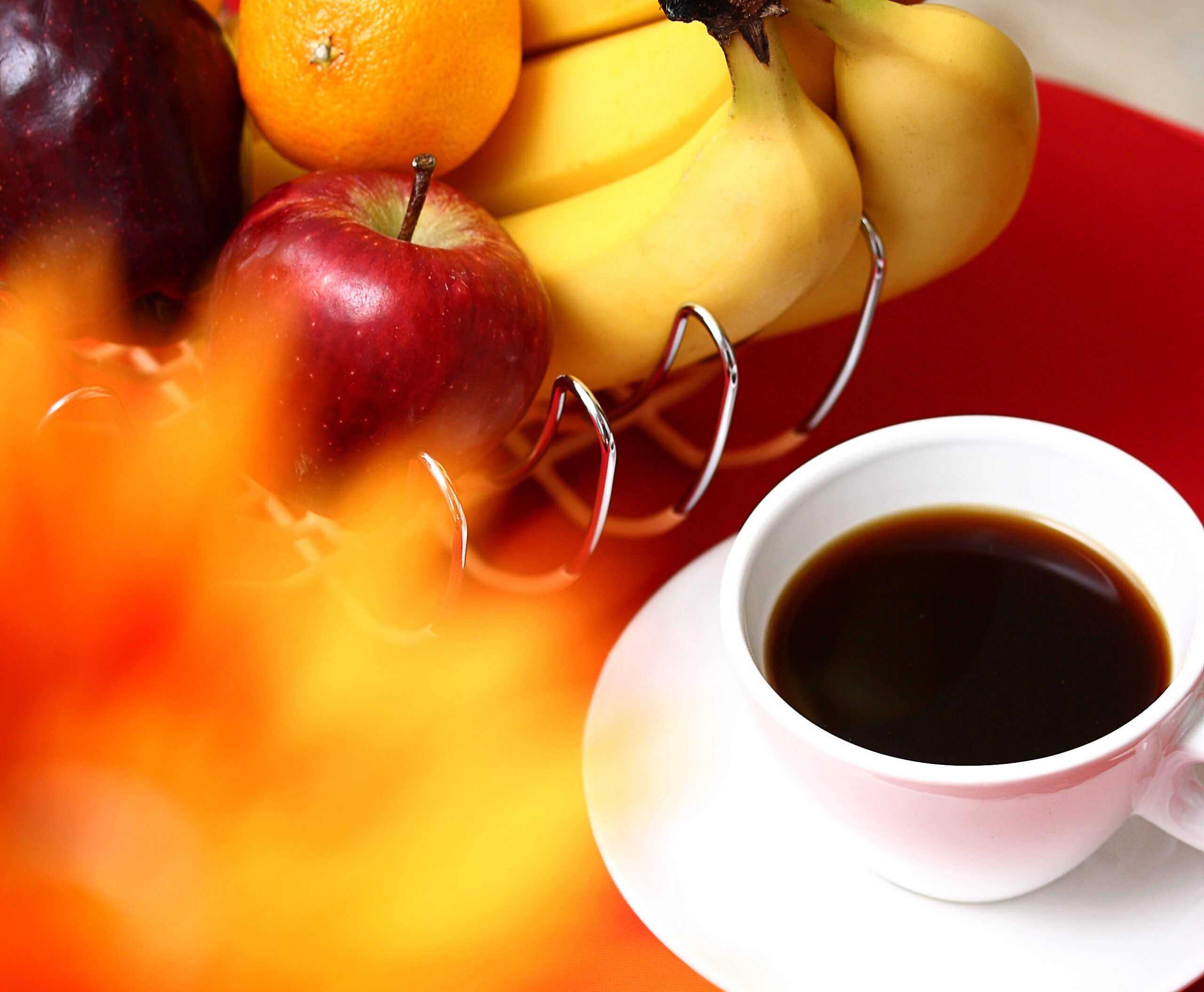 Кофе это фрукт. Кофе и фрукты. Цветы фрукты кофе. Чашечка кофе и фрукты. Фруктовый кофе.