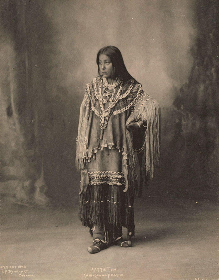 vintage-native-american-girls-portrait-photography-1-575a5eb65d1ca__700