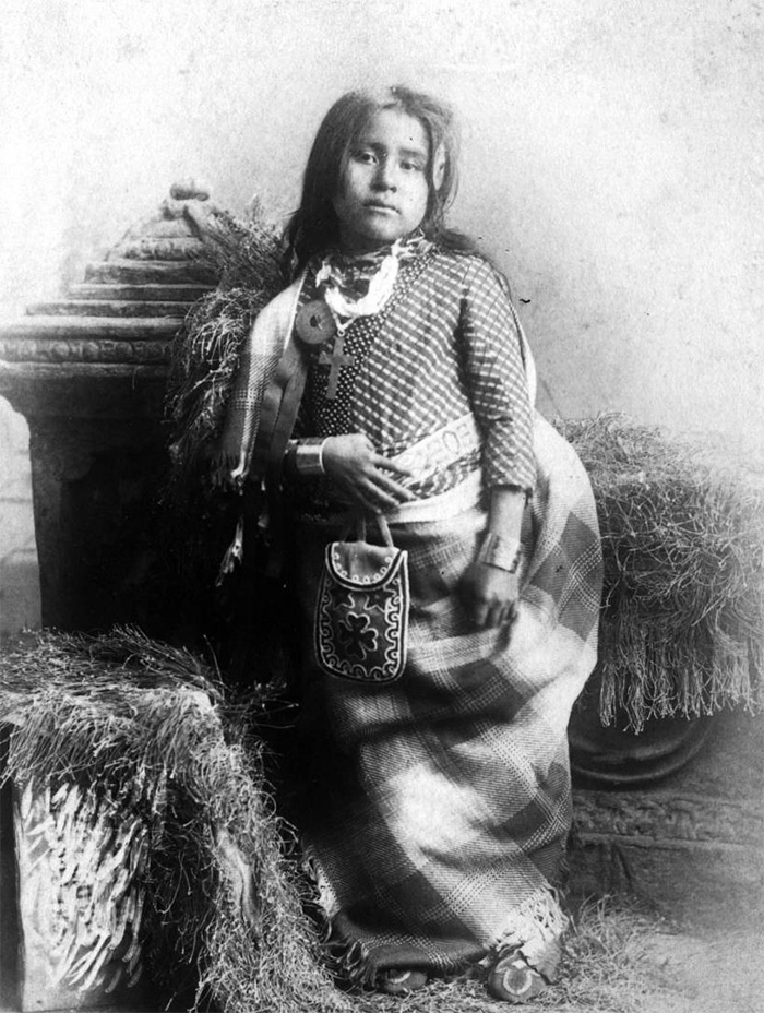 vintage-native-american-girls-portrait-photography-13-575a708f0ada1__700