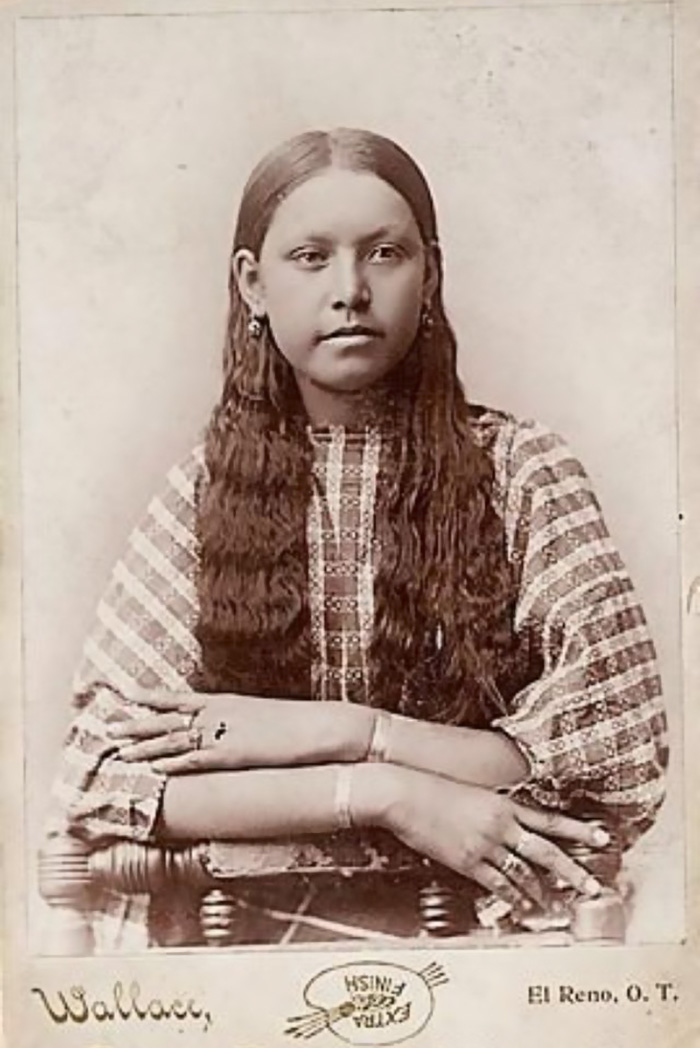 vintage-native-american-girls-portrait-photography-15-575a73226ce37__700