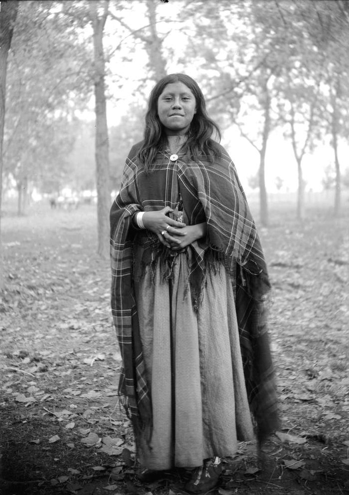 vintage-native-american-girls-portrait-photography-18-575a7631c4d60__700
