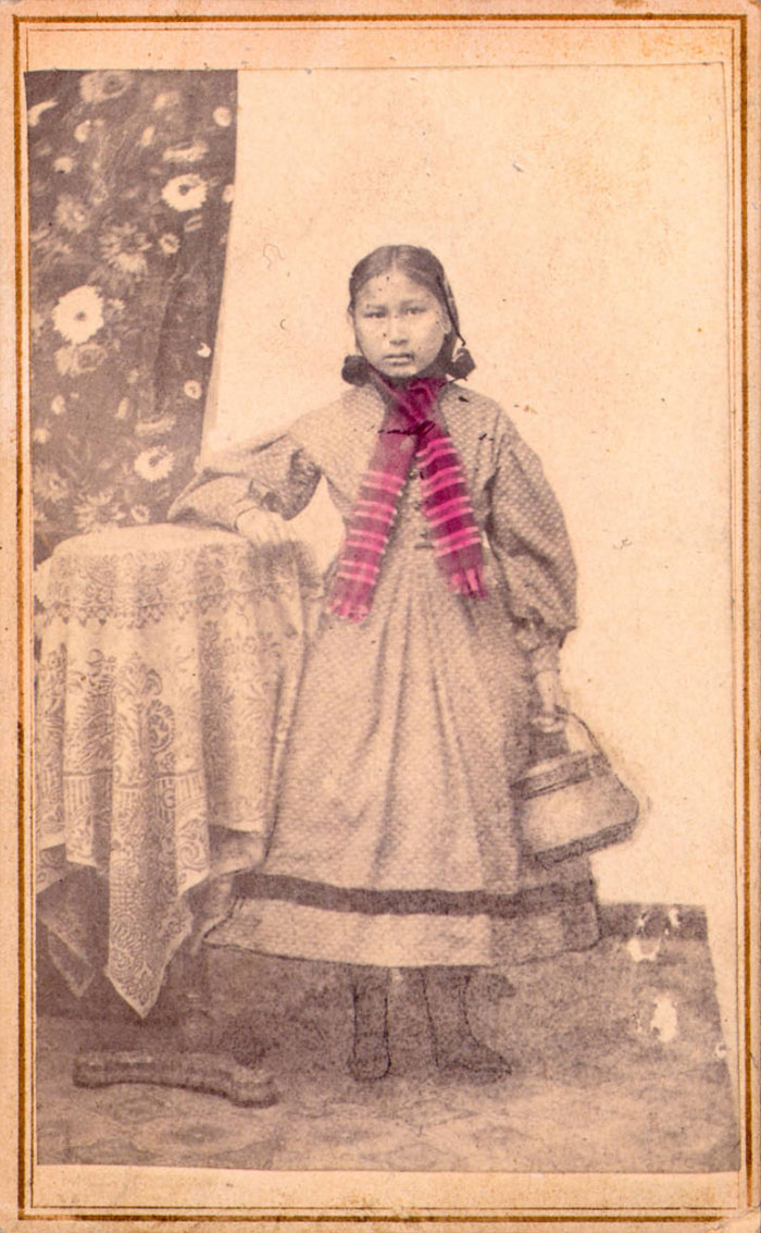 vintage-native-american-girls-portrait-photography-22-575a79af9ab3c__700
