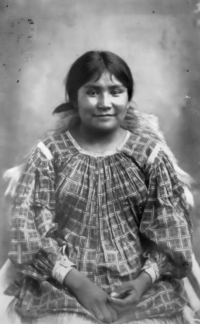 vintage-native-american-girls-portrait-photography-24-575a7b91e2edb__700