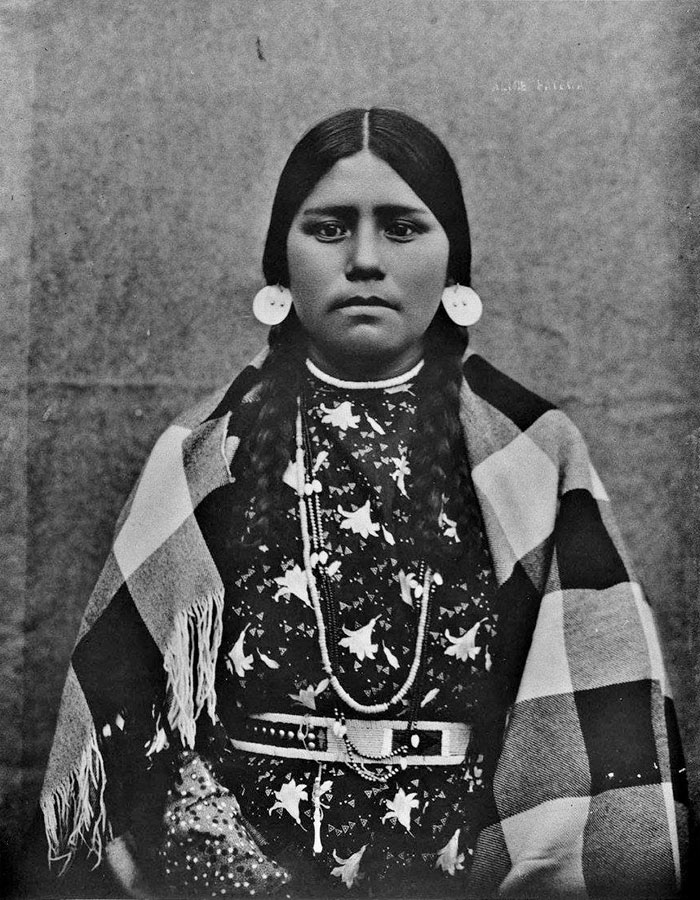 vintage-native-american-girls-portrait-photography-35-575a84eae56e5__700