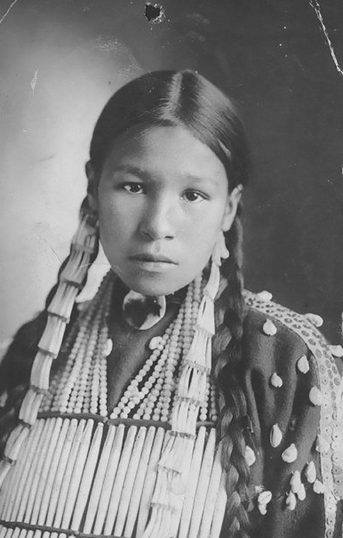 vintage-native-american-girls-portrait-photography-36-575a88a99f15d__700