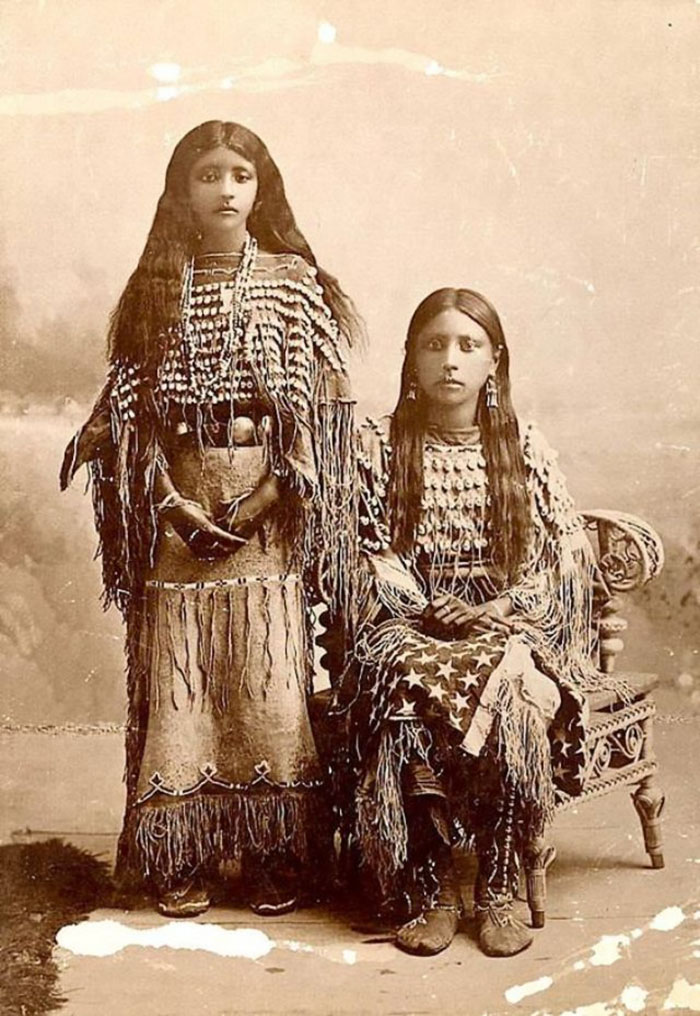 vintage-native-american-girls-portrait-photography-7-575a66598058a__700