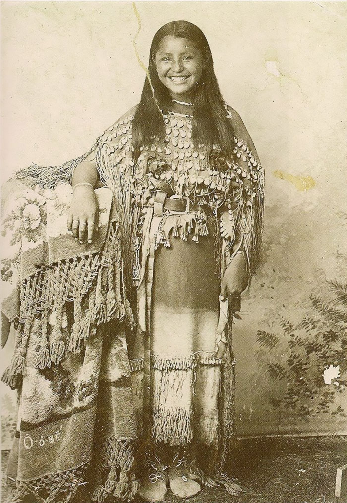 vintage-native-american-girls-portrait-photography-8-575a67c04228f__700