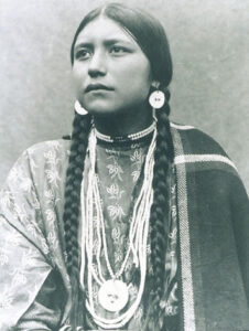 vintage-native-american-girls-portrait-photography-9-575a68df4ef86__700